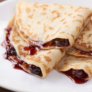 Clatite cu dulceață de vișine 