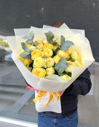 Букет з 13 кущових троянд Піоні Баблс з евкаліптом