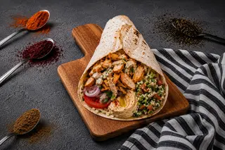Kebab de Pui cu Hummus si Tabouleh la Lipie