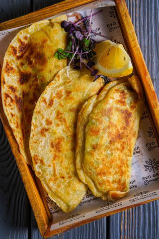 Кутабы с зеленью и яйцом. Подается со сметаной (200г)