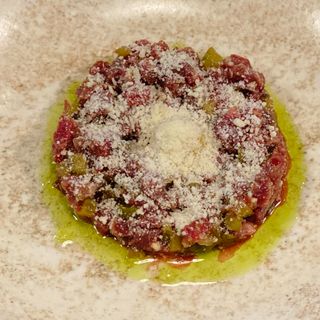 Тартар із телятини з пармезаном та зеленим Песто