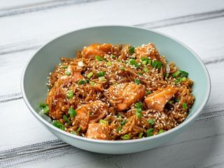 Рис по-тайськи з лососем (350g)