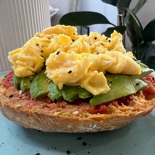 Tostada con Tomate, Aguacate Y Huevo Revuelto