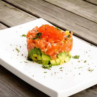 28 Tartar de Salmón con Aguacate