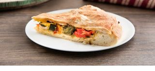 Pizza farcita con tonno pomodoro e maionese