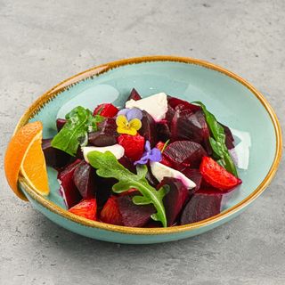 Салат со свеклой и сыром Фета