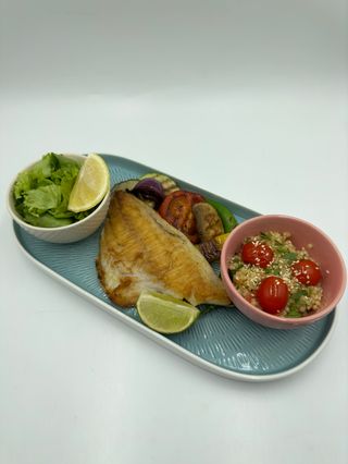 File de dorada cu legume la gratar, cuscus si salata verde