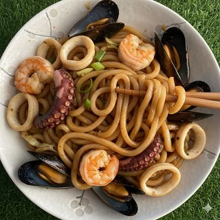 Spaghetti Udon con frutti di mare