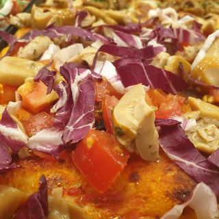 Pomodoro, funghi misti e radicchio