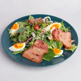 Sałatka z boczkiem, ziemniakami i mieszanką (miksem) sałat