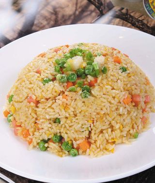 26 Pržena riža sa povrćem i šunkom