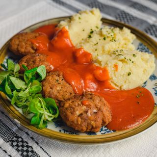 Chiftelute in sos rosu cu piure 220g