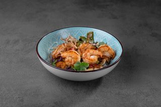 Креветка тигрова в кисло-солодкому соусі з рисовою локшиною (250г)