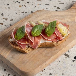 Frisella ai cereali con stracciatella e prosciutto crudo