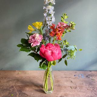Jarrón gota con flores de temporada