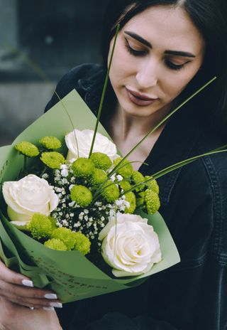 Buchet trandafiri albi cu crizantema Santini
