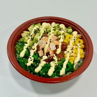 Poke de atún y langostino