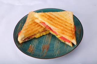 Сырный тост с халапеньо и салями