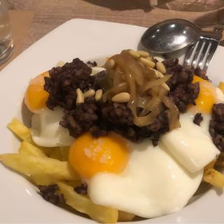 Plato De Huevos Rotos Con Morcilla Y Cebolla Caramelizada