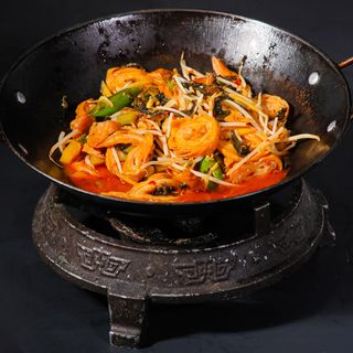 Scodella di fuoco con intestino di maiale