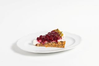 Десерт Морковный с фундуком и вишней