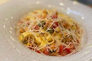 Паста с пушена сьомга, каперси, чери домати и лимонова кора (400г)