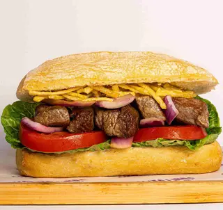 Pan con lomo saltado