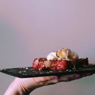 Tartara con uovo poche e tartufo nero