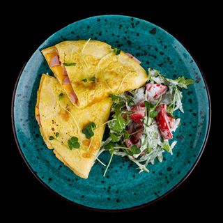 * Омлет з сосискою та сиром