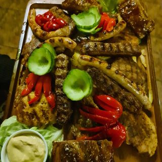 PLATOU ROMANESC (1900 GR) pentru 4-6 persoane 