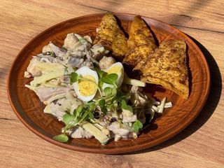 САЛАТ З ЯЗИКА ТА СИРУ (220g)