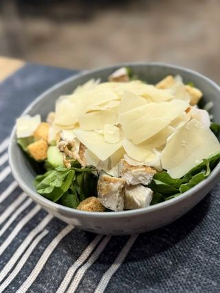 САЛАТА ЦЕЗАР С ПИЛЕ И КРУТОНИ