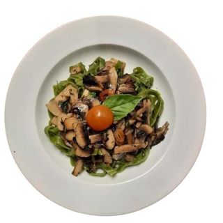 Tagliatelle Verde Con Aglio E Funghí