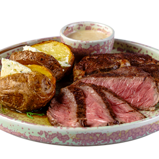 Antricot maturat vită, cartofi copți, unt aromatizat, sos piper verde