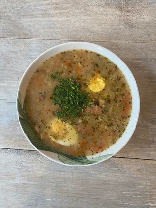 Żurek z jajkiem, boczkiem i kiełbasą