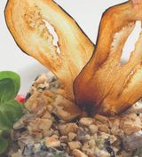 სალათი ბადრიჯნის და გამომცხვარი საქონლის ხორცით- ნიგვზით და არაჟნით