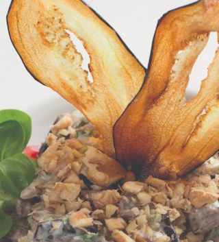 სალათი ბადრიჯნის და გამომცხვარი საქონლის ხორცით- ნიგვზით და არაჟნით