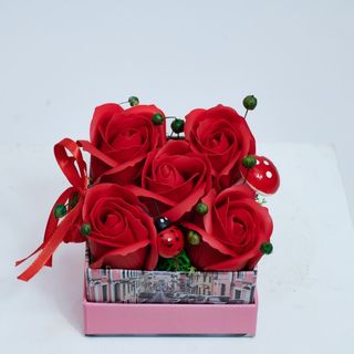 Aranjament cu 5 trandafiri de sapun