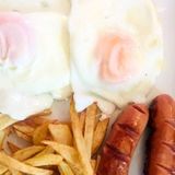 Huevos rotos con salchicha