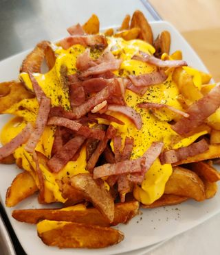 Patatas Con Cheddar Y Bacon (Ración)