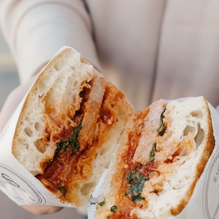 FOCCACIA ALBONDIGAS CON SALSA DE TOMATE