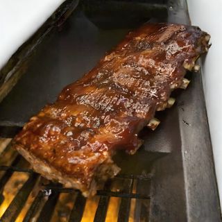 Coaste la cuptor cu cartofi și salată coleslaw