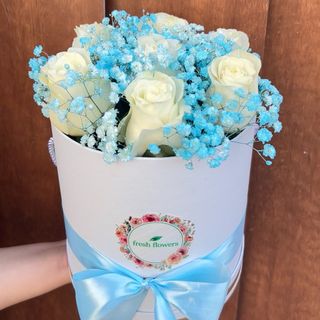 თეთრი ვარდების თაიგული და გიფსოფილიები 