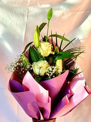 Buchet crin si 2 trandafiri albi