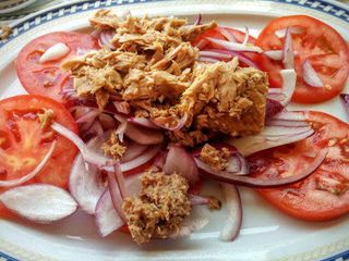 Ensalada De Tomate Con Atún