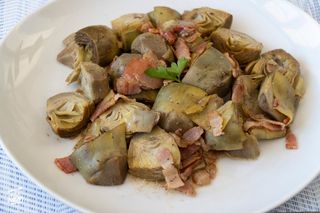 Alcachofas con bacon e cebolla