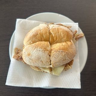Bifana no Pão com Queijo
