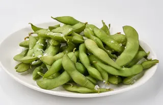 Edamames con aceite de trufa
