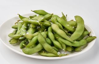 Edamames con aceite de trufa