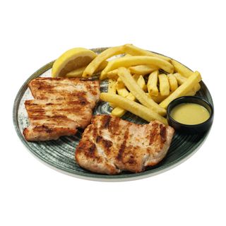 Pechuga de pollo a la plancha con patatas fritas y huevo frito